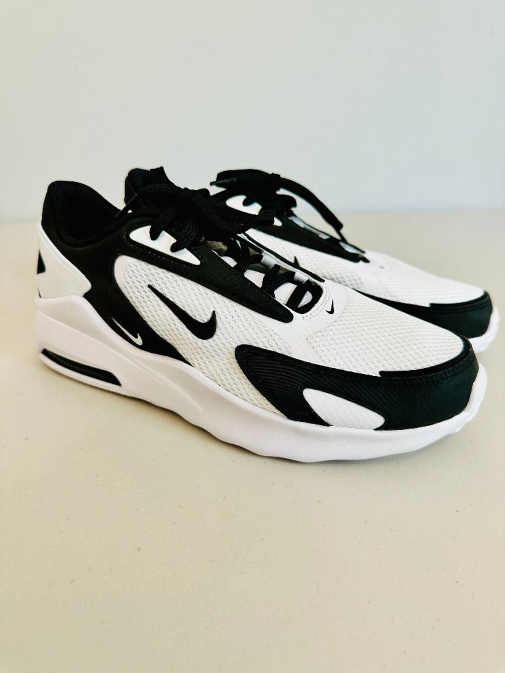 NEW NIKE AIR MAX BOLT WHITE AND BLACK RUNNING ATHLETIC SNEAKERS CU4152-101